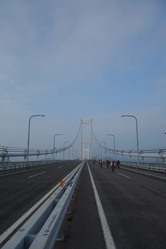 サイクリングしまなみ 来島海峡大橋の高速道路を走る写真