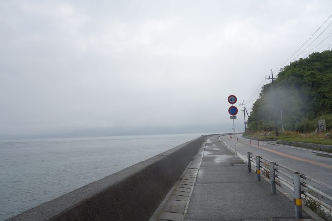 雨の日のサイクリングロード