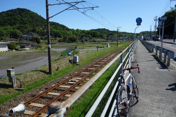 さざなみ海道 JRの線路と並走する道路