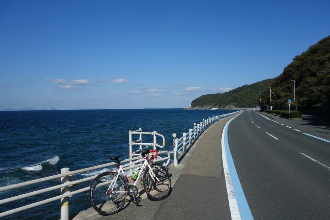 せとかぜ海道　夕やけこやけラインの海沿いの道を走る自転車