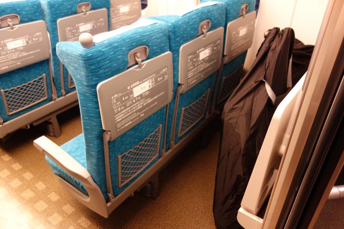 新幹線の車両最後部座席の後ろの荷物スペース