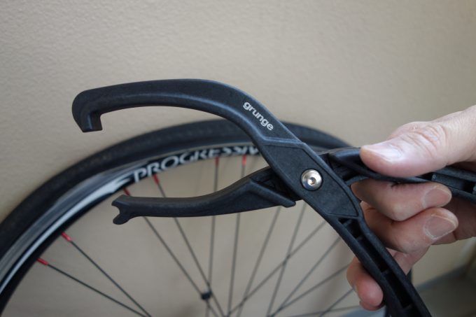 新品 自転車 タイヤスパナ タイヤ 保護 丈夫なナイロン材質 携帯便利 解体 取り付け