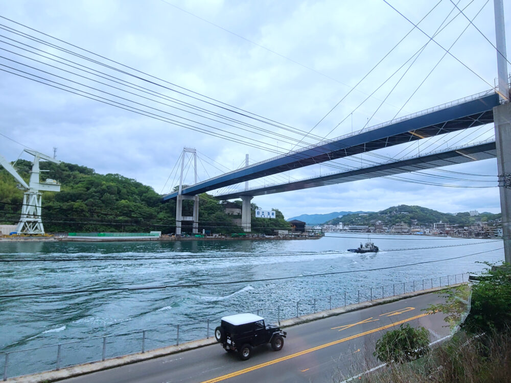 電車から見る尾道大橋と尾道水道