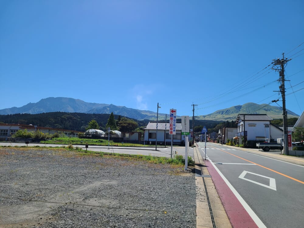 阿蘇パノラマライン入口の阿蘇山の風景