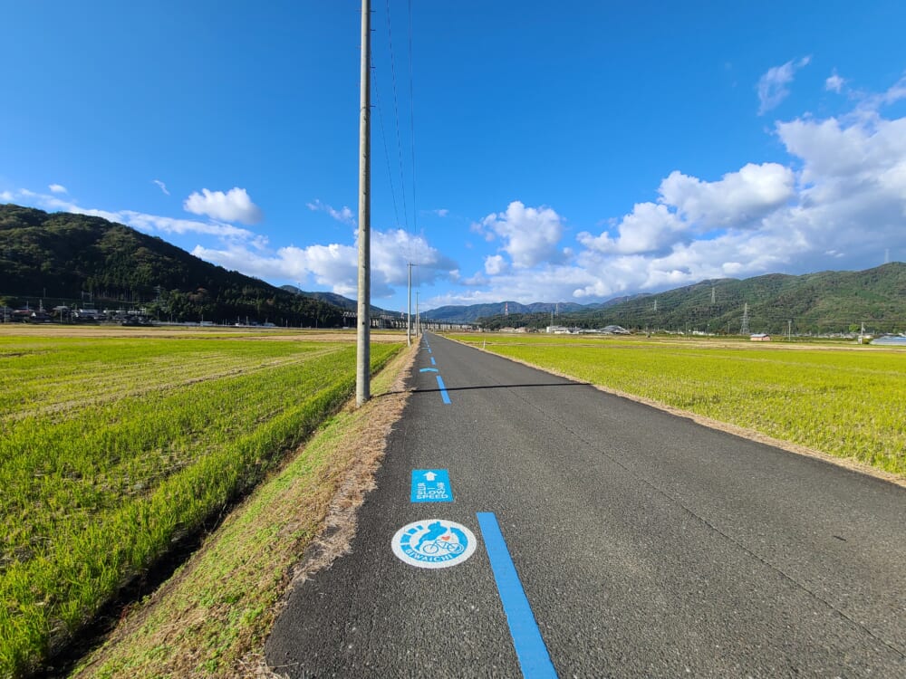 琵琶湖湖北の田園を走るサイクリングロード
