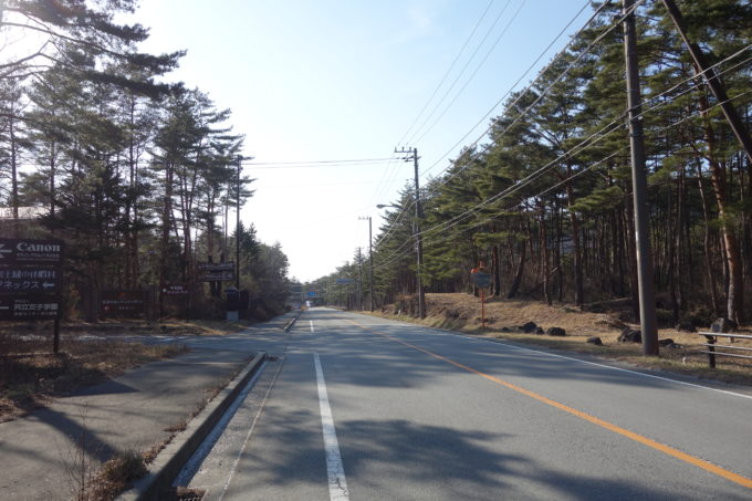 河口湖と西湖の間の広い道路