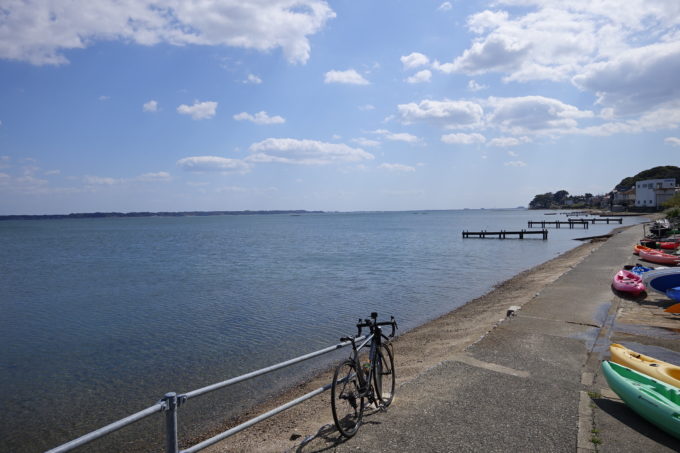 浜名湖一周サイクリング ハマイチの波打ち際の道