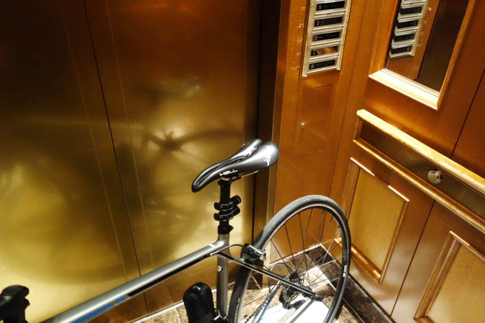 今治国際ホテル　自転車を持ち込んだエレベーター