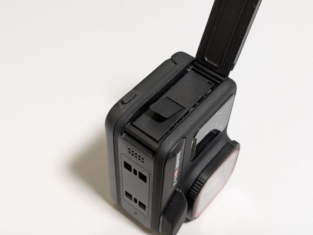 Insta360 Ace Pro 2に電池をいれたところ