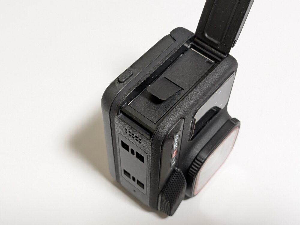 電池をしっかりセットしたInsta360 Ace Pro 2