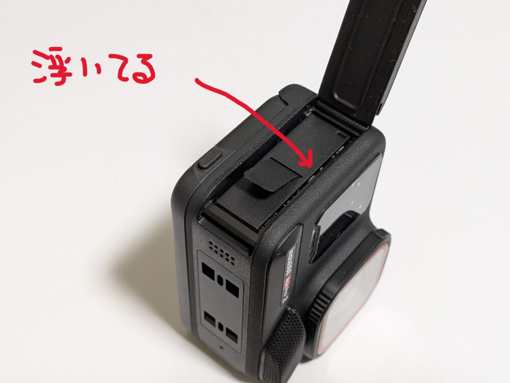 Insta360 Ace Pro 2のバッテリーが浮いている状態