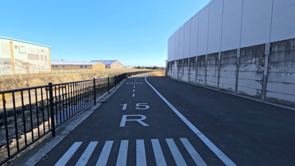 千里川土手の舗装された道