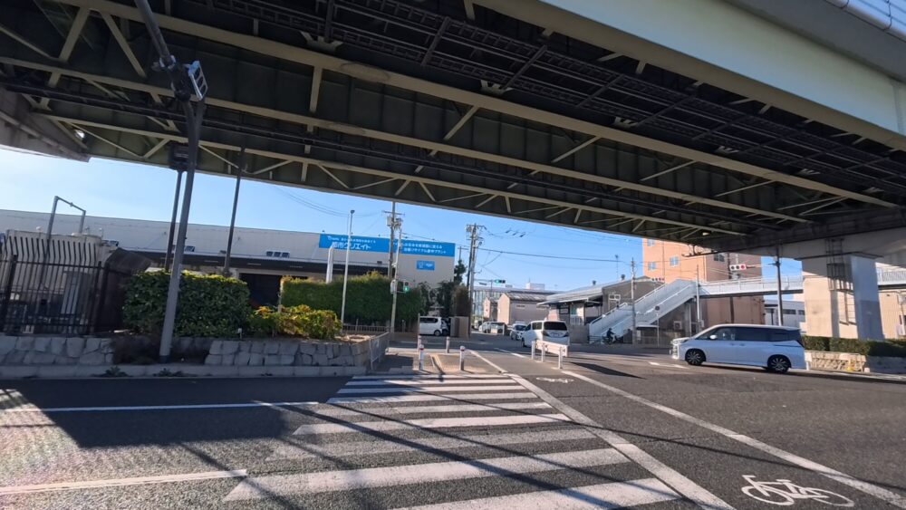 阪急曽根駅から千里川堤防に向かう途中 高速道路をくぐる信号