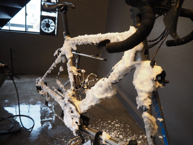ロードバイク洗車専門店　ラバッジョの洗車　泡で包まれた自転車1
