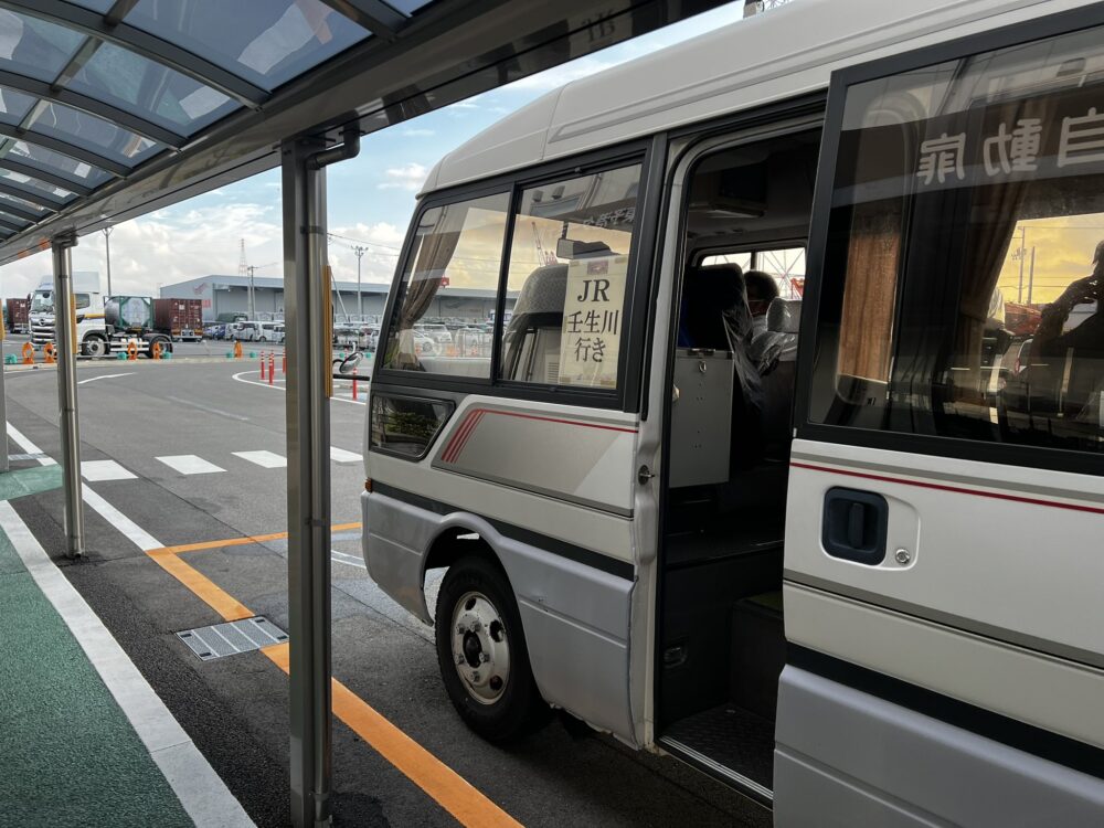 東予港と壬生川駅を結ぶオレンジフェリーのバス