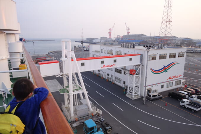 愛媛東予港に入港したオレンジフェリー甲板からの景色