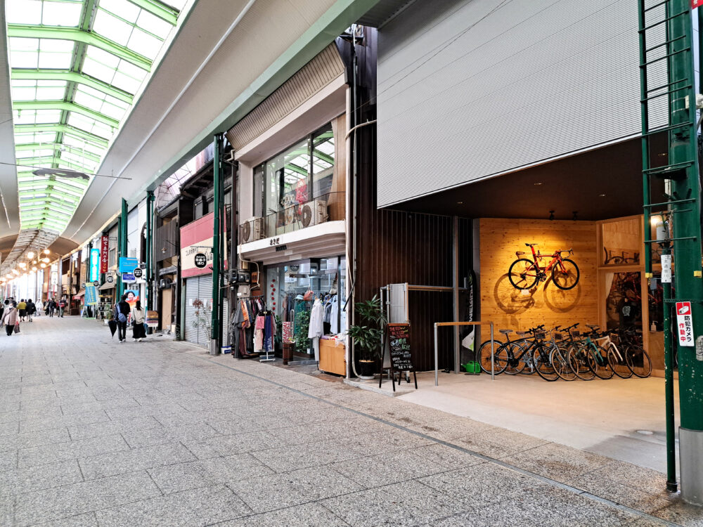 THE RED BICYCLES ONOMICHI（ザレッドバイシクルズ尾道）がある尾道本通り商店街