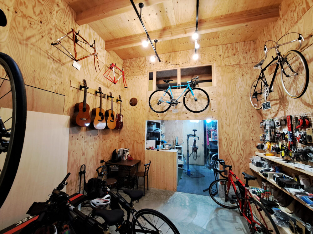 THE RED BICYCLES ONOMICHI（ザレッドバイシクルズ尾道）店内内装