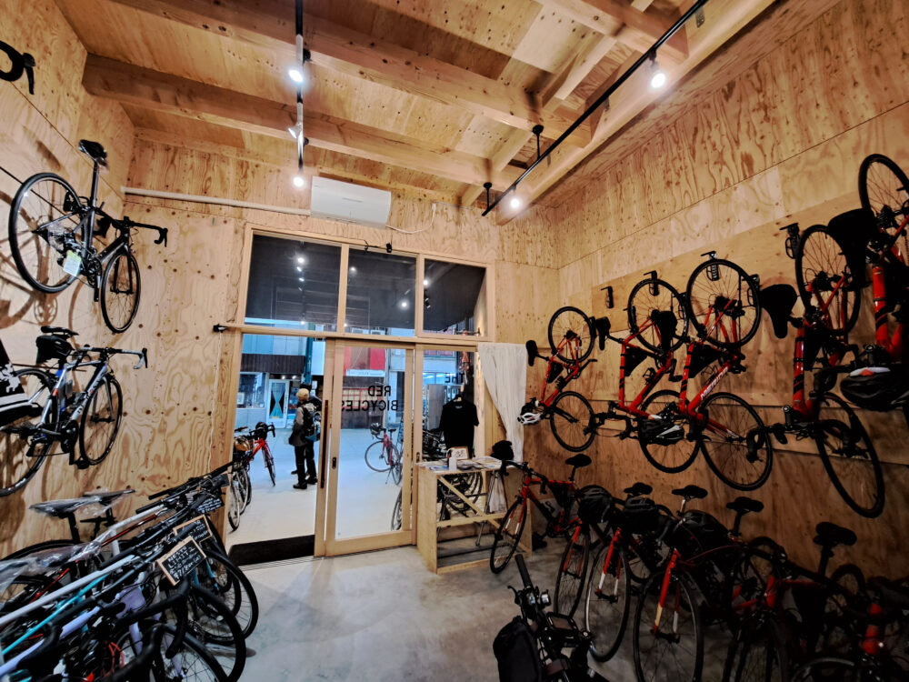 THE RED BICYCLES ONOMICHI（ザレッドバイシクルズ尾道）の店内内装