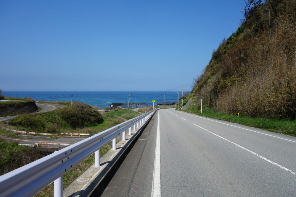 佐渡島の水平線が見える道路