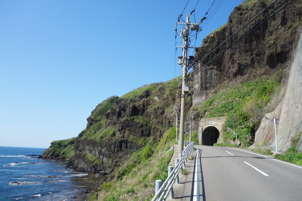 佐渡島の岩礁とトンネル