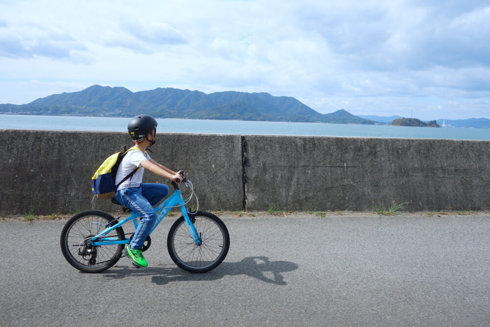 しまなみ海道の生口島をサイクリングする子供