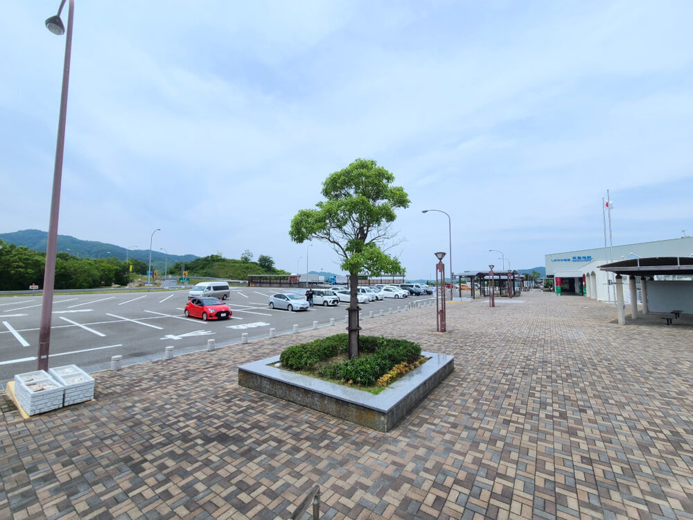 来島海峡サービスエリアの駐車場全景