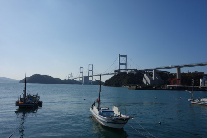 よしうみいきいき館から見る来島海峡大橋