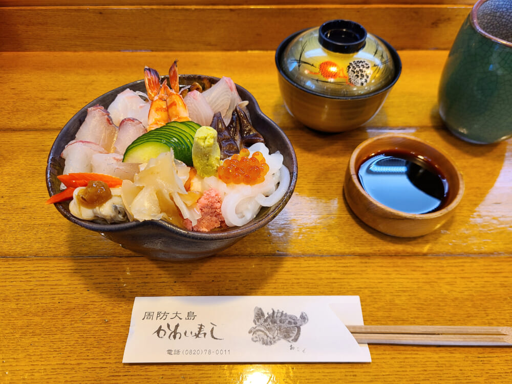 周防大島　かわい寿司のちらし海鮮丼