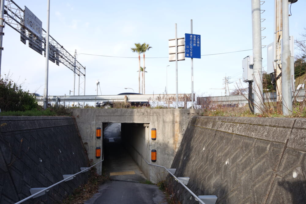周防大島大橋の歩道トンネル