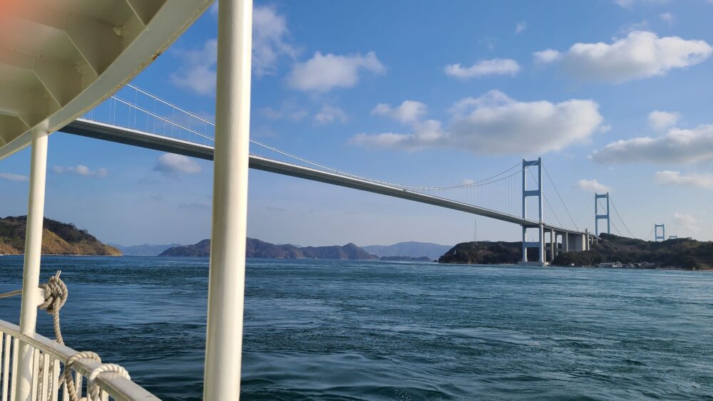 来島海峡大橋をくぐる航路