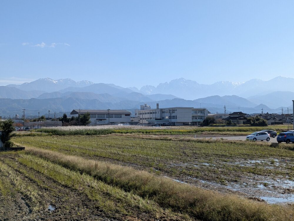 富山地鉄からの立山連峰の景色