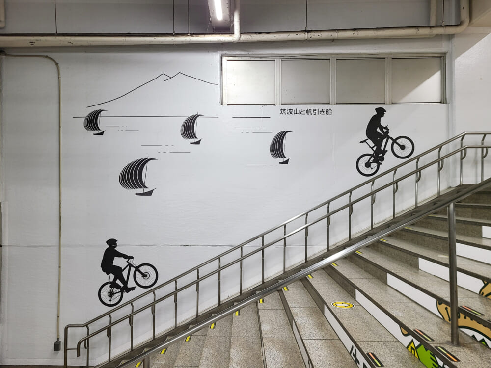 土浦駅階段の自転車ペイント