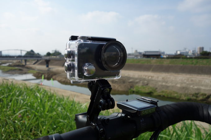 アクションカメラV50X　ケースに入れた自転車装着イメージ