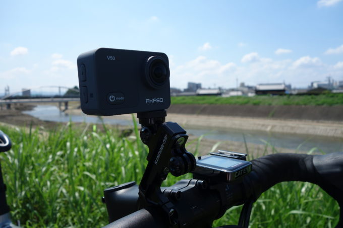 アクションカメラV50X　自転車への装着イメージ